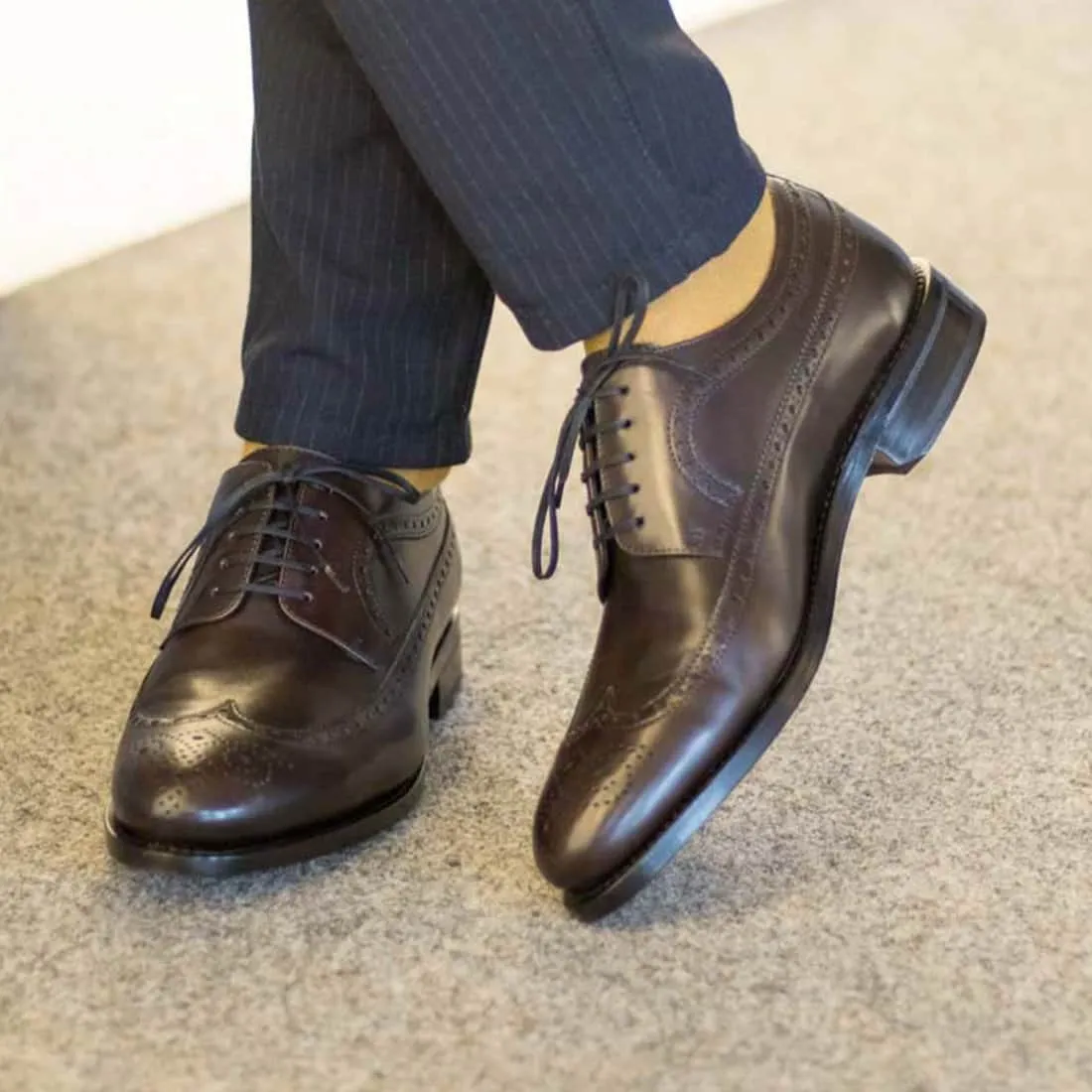 Derbie Brogue fleuri en cuir marron foncé