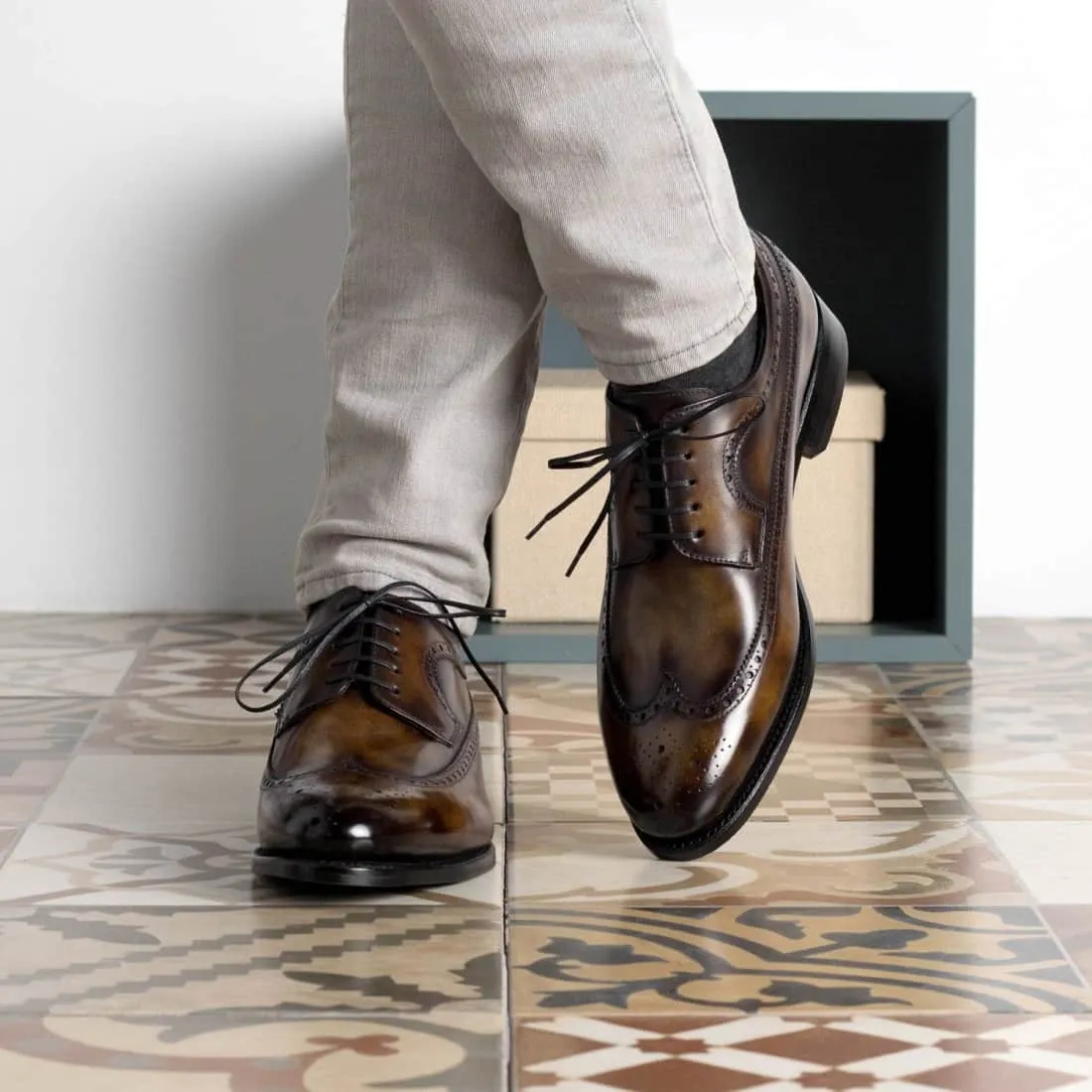 Derbie Brogue fleuri en cuir patiné tabac