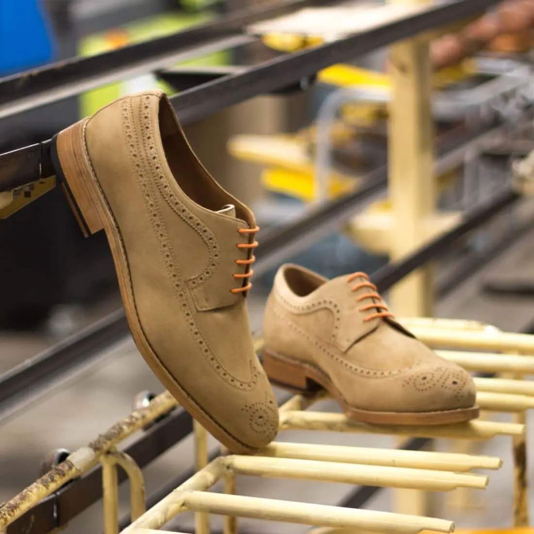 Derbie Brogue fleuri en daim beige