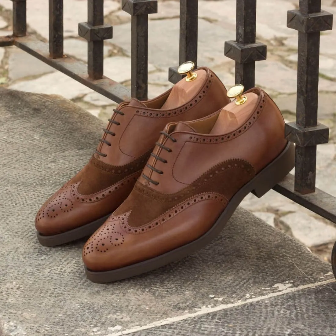 Richelieu fleuri en cuir et daim marron - Semelles caoutchouc