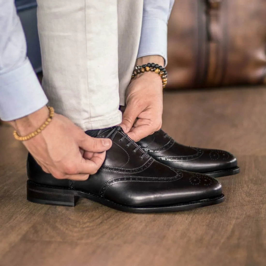 Richelieu fleuri en cuir noir