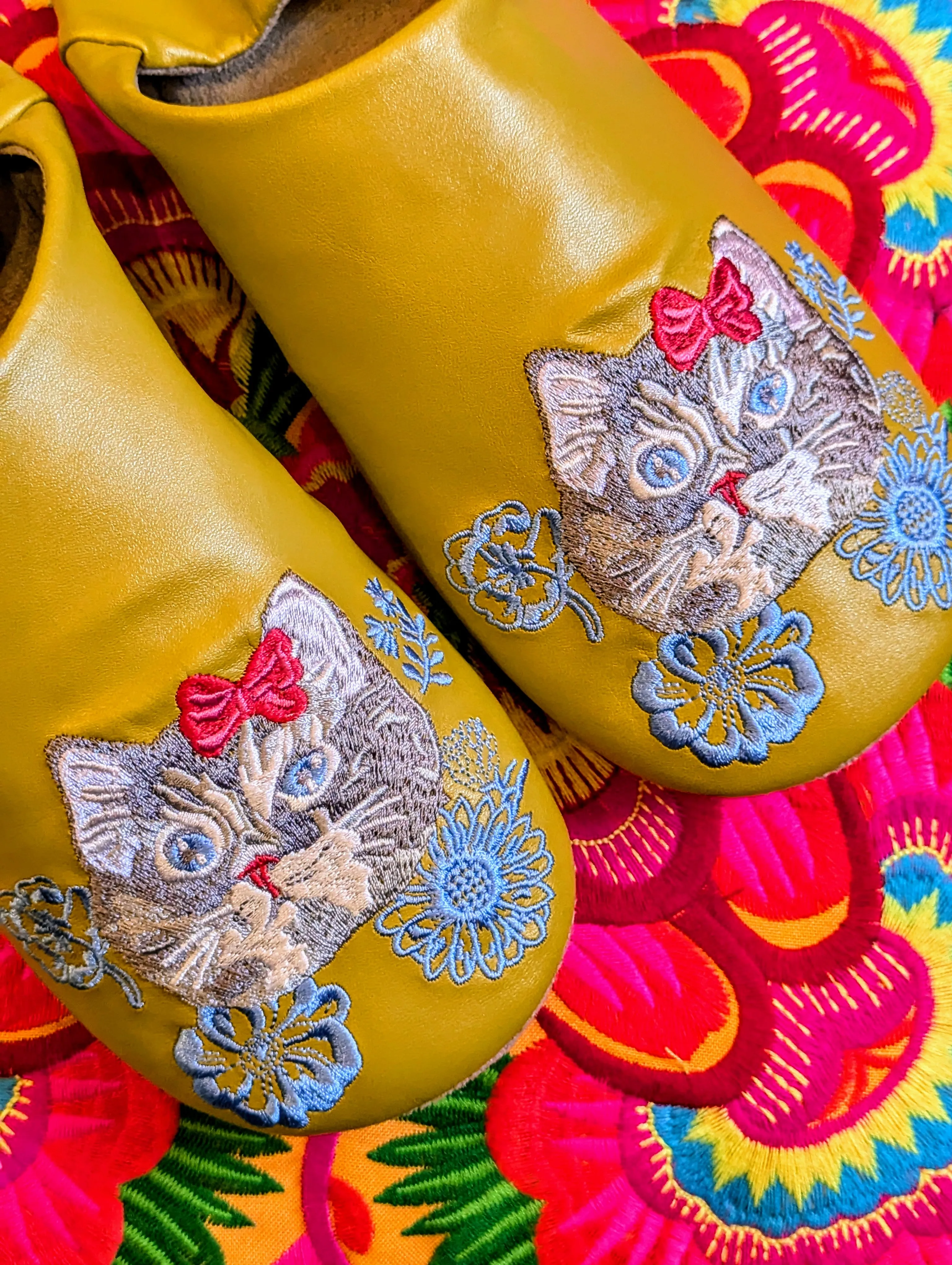 Sweet puss embroidered slippers