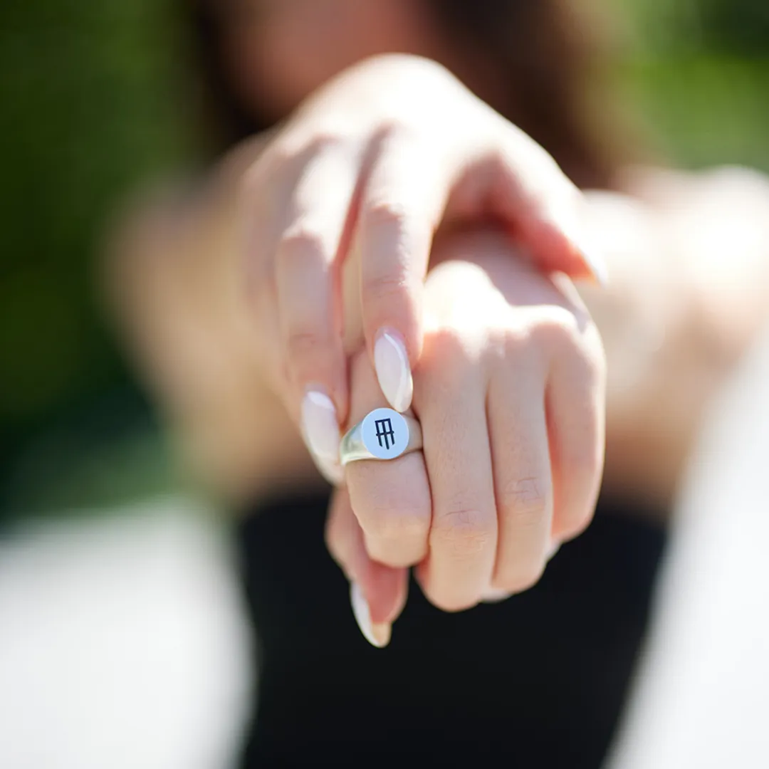 WINGTIP OVAL SIGNET RING